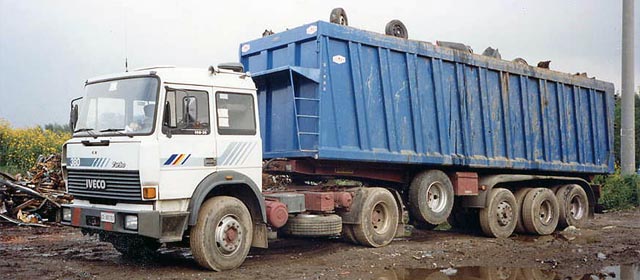 Un vecchio automezzo dedicato al trasporto dei rottami